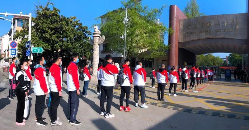 学生有序进入校门